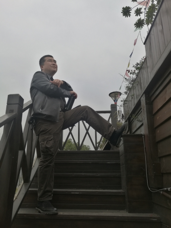 孤单背影的第一张照片--平和相亲网