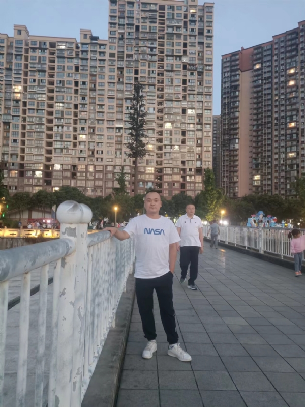寂寞的男人的第一张照片--平和相亲网